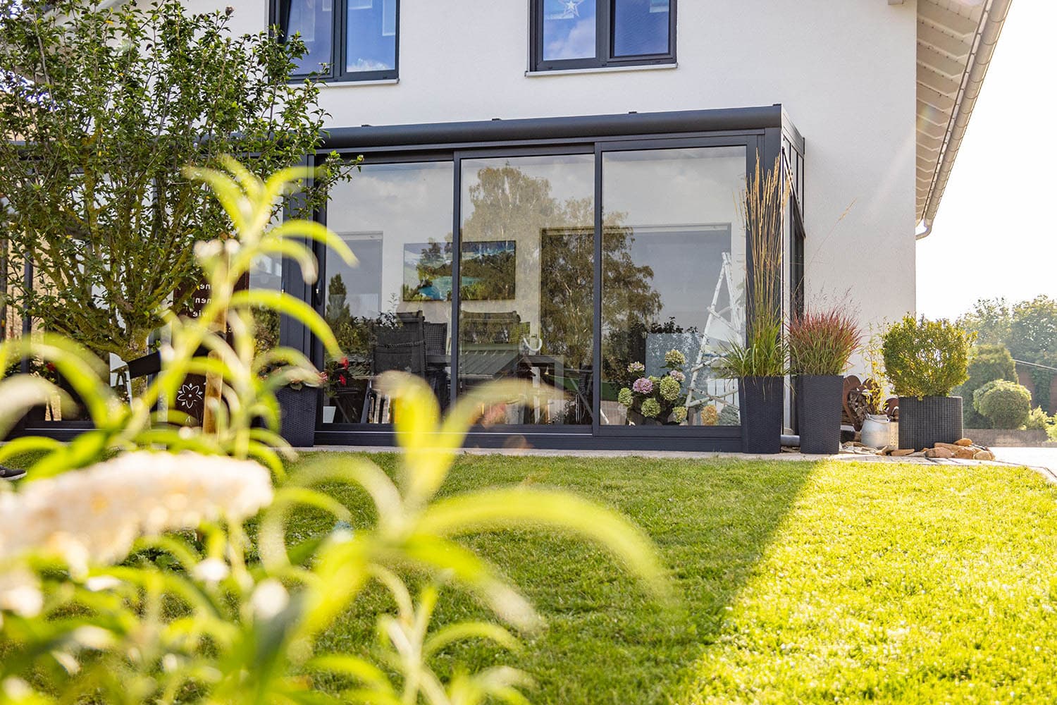 Trend Line rund RAL7016 gerahmte Schiebetuer Keilfenster 3 web
