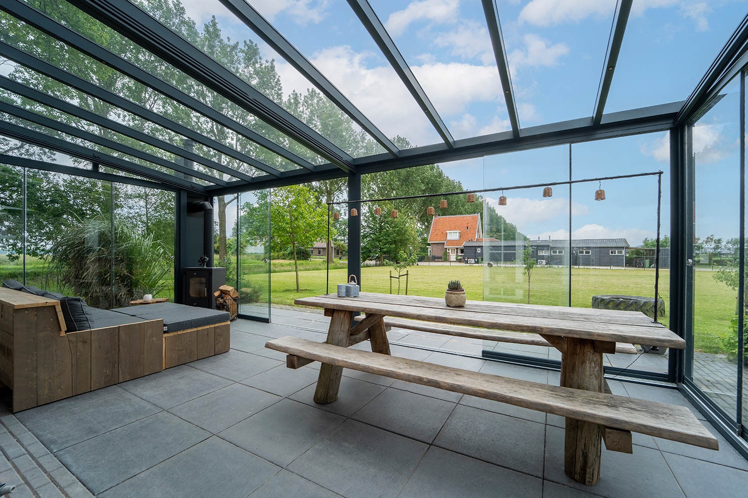 Trendline RAL7016 Panorama Keilfenster Unterdachmarkise 1 web