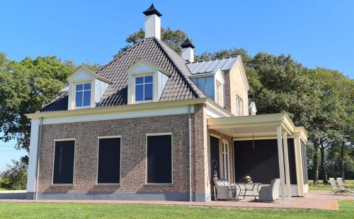 Screens met ZIP geleiding aan vrijstaande woning