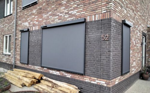 Windvaste screens met solar motoren gesloten