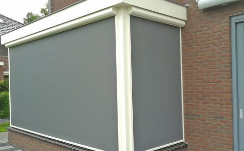 Windvaste screens gemonteerd aan erker.