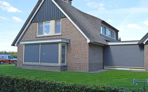 Windvaste screens aan landelijke vrijstaande woning.