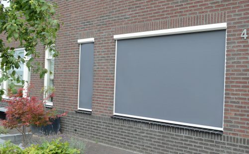 Windvaste screens aan woning.